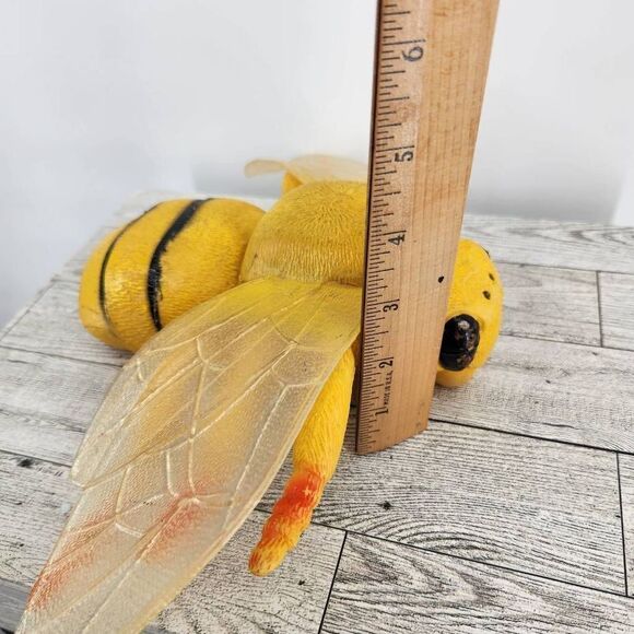 Vintage 1997 TM Giant PVC / Rubber Bumble BEE Yellow Jacket 13" Figure - Picture 7 of 10